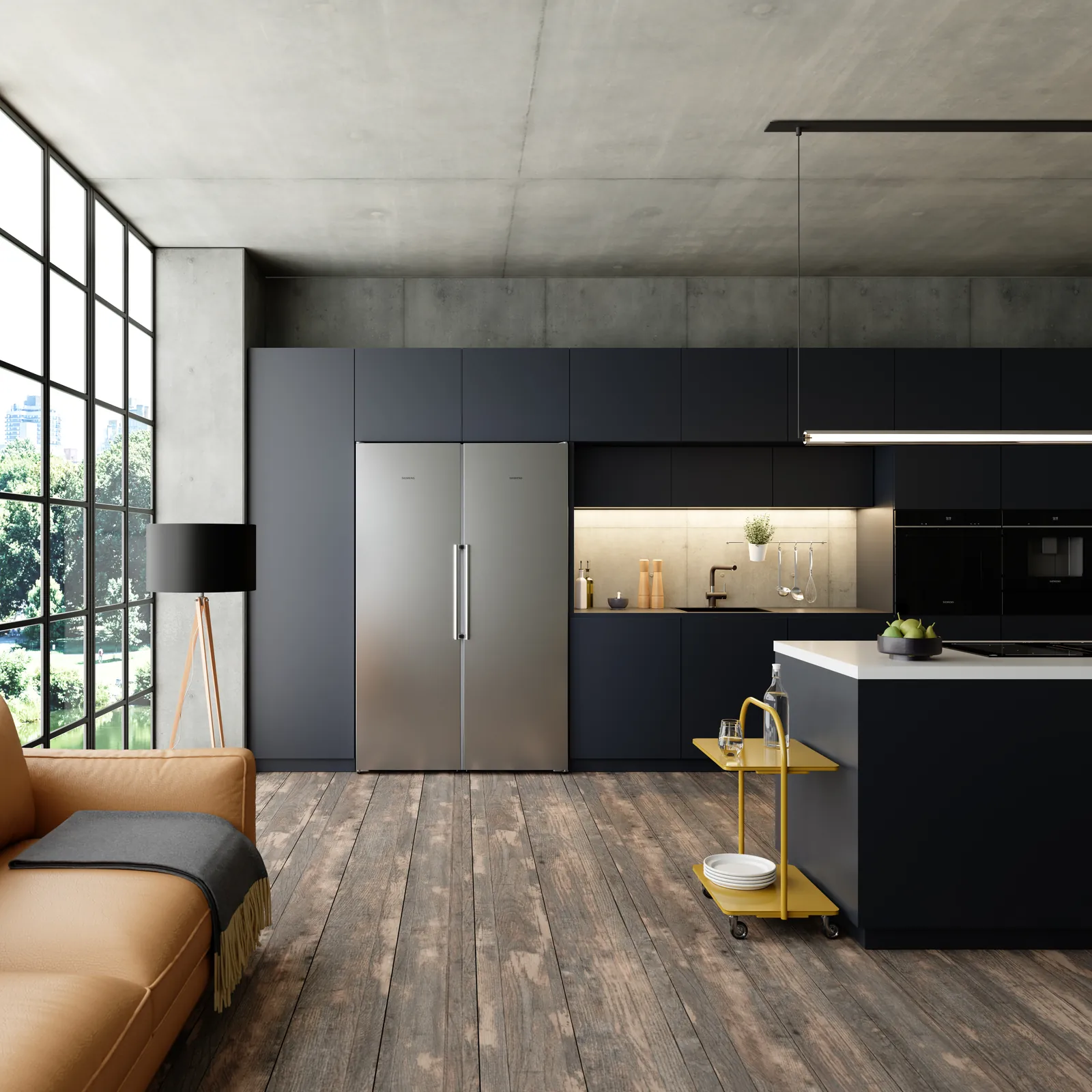 Loft mutfakta koyu dolap hattına yerleşmiş çelik cepheli buzdolabı ve dondurucu