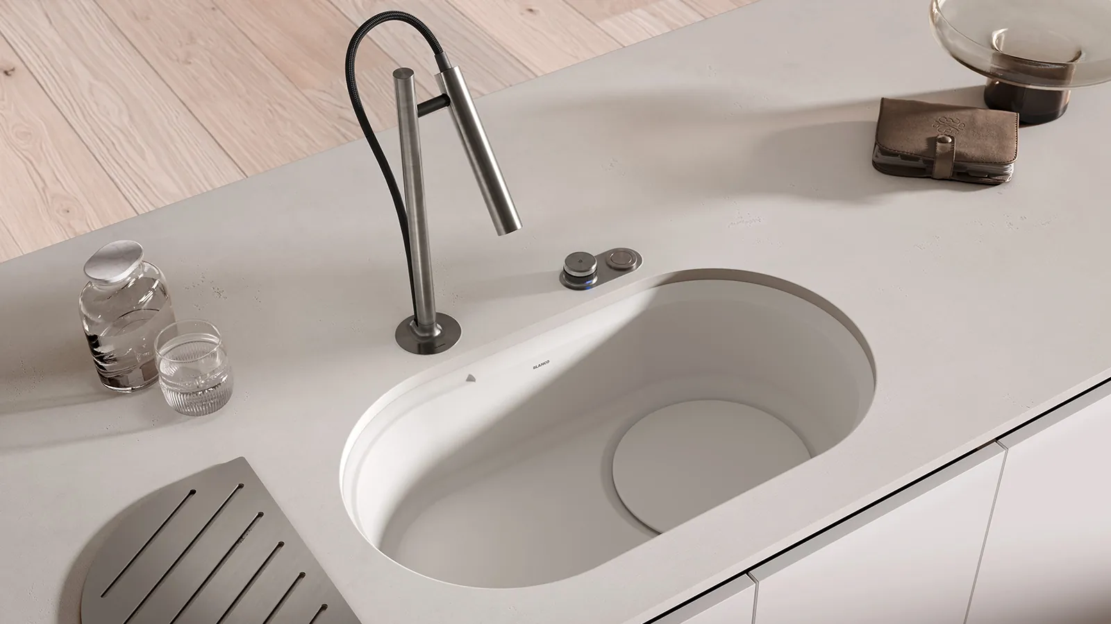 Açık tezgahta oval formlu granit kompozit evye ve ince armatür
